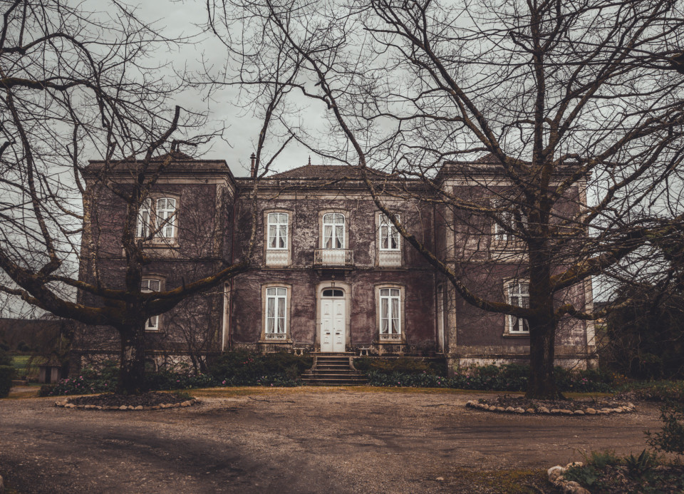 Die unrealistischsten Dinge, die Menschen in Horrorfilmen tun